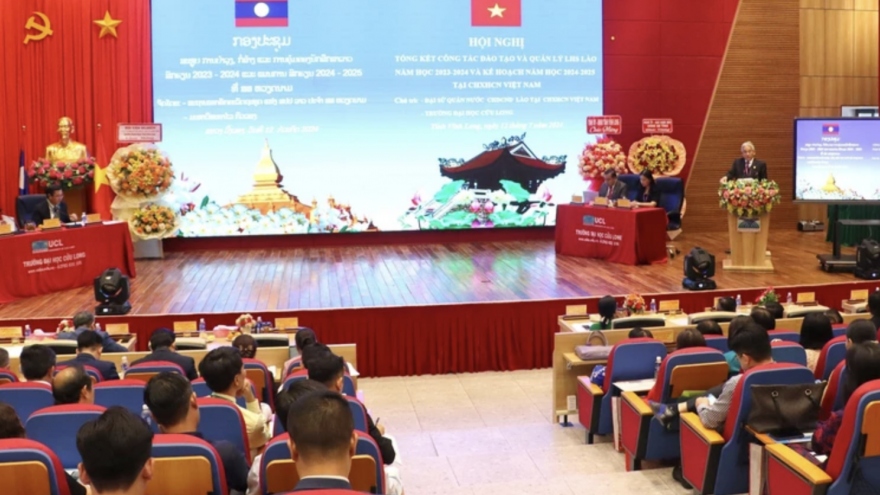 Vietnam, Laos boost cooperation in training Lao students